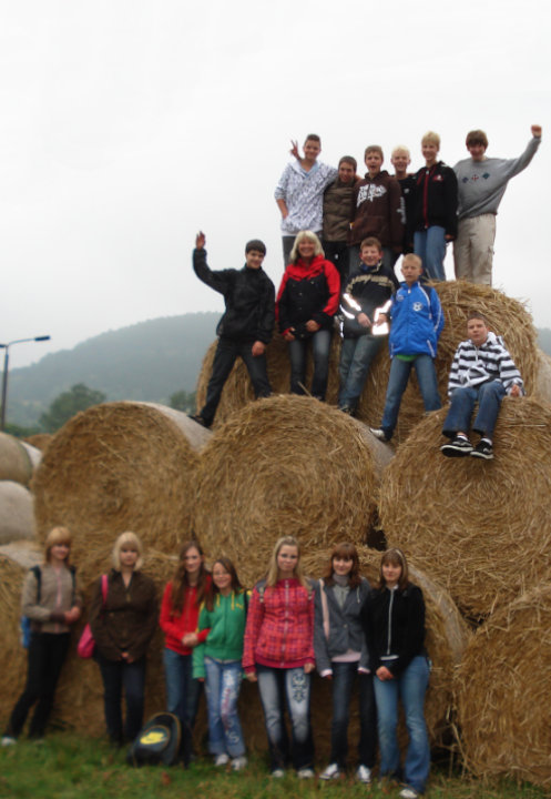 Klasse 8b der Sekundarschule Sd-Ost Bernburg, hier whrend einer ausgiebigen Wanderung, Klassenfahrt Plaue 2008 – Bildergalerie Klassenfahrten von Jugendtours