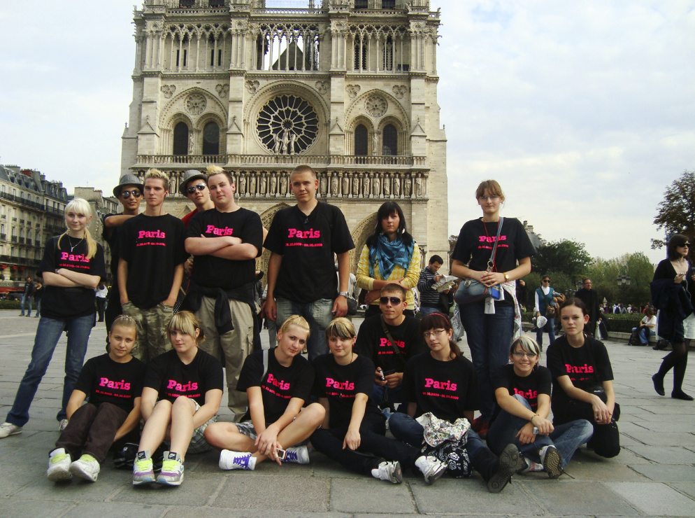 Klasse 10 der Sekundarschule Frderstedt, hier an der Kathedrale Notre-Dame, Klassenfahrt Paris 2009 – Bildergalerie Klassenfahrten von Jugendtours