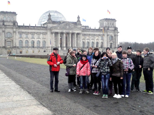 Klasse 9 der Staatlichen Regelschule Kllstedt, hier vor dem Reichstagsgebude, Klassenfahrt Berlin 2013 – Bildergalerie Klassenfahrten von Jugendtours