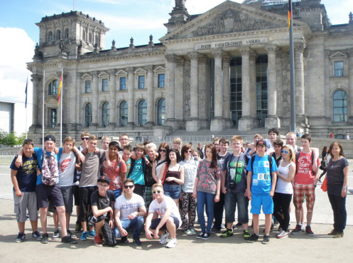 Klasse 9 der Johann-Gottfried-Borlach-Schule Artern, hier am Reichstagsgebude, Klassenfahrt Berlin 2014 – Bildergalerie Klassenfahrten von Jugendtours