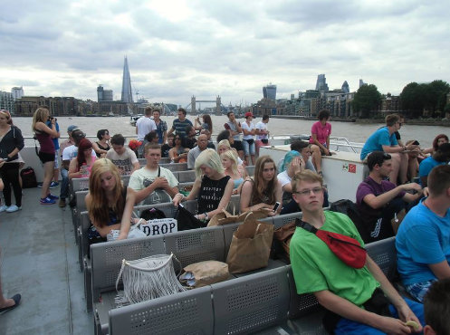 Klasse 9 der Sekundarschule Mser, hier bei einer Bootsfahrt auf der Themse, Studienfahrt London 2014 – Bildergalerie Klassenfahrten von Jugendtours