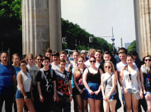 Klasse 8 der Oberschule Claunitz, hier am Brandenburger Tor, Bahnreise Berlin 2014 – Bildergalerie Klassenfahrten von Jugendtours