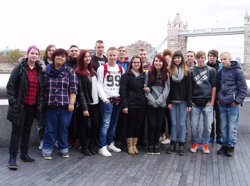 Klasse 10 der Sekundarschule Halle-Sd, hier an der Tower Bridge, Klassenfahrt London 2015 – Bildergalerie Klassenfahrten von Jugendtours
