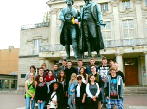 Klasse 9 der Oberschule Claunitz, hier am Goethe-Schiller-Denkmal in Weimar, Klassenfahrt Weimar 2015 – Bildergalerie Klassenfahrten von Jugendtours