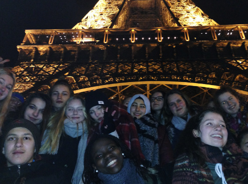 Klassenstufen 11 der Evangelischen Schule Cottbus, hier ein nchtliches Selfie am Eiffeltum, Klassenfahrt Paris 2017 – Bildergalerie Klassenfahrten von Jugendtours
