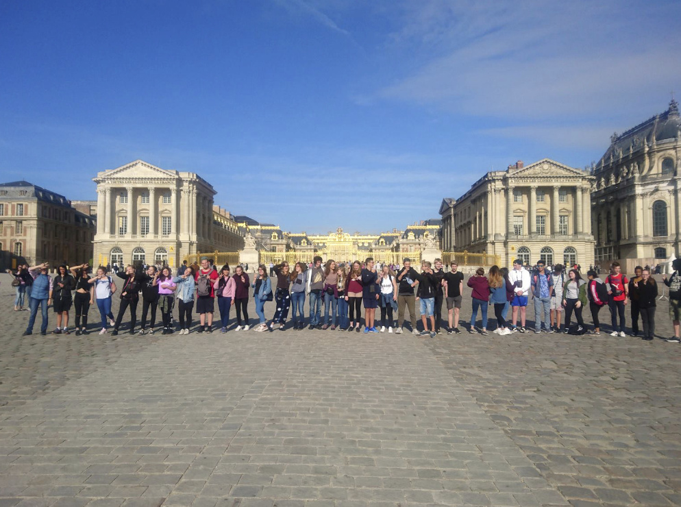 Klasse 9 der IGS Halle, hier bei einer Schulklassenfhrung im Schloss Versailles, Klassenfahrt Paris 2018 – Bildergalerie Klassenfahrten von Jugendtours