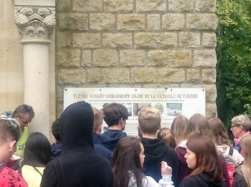 Eine Schulklasse der Integrierten Gesamtschule Halle, hier beim Besuch von Fort Douaumont, Klassenfahrt Verdun 2018 – Bildergalerie Klassenfahrten von Jugendtours