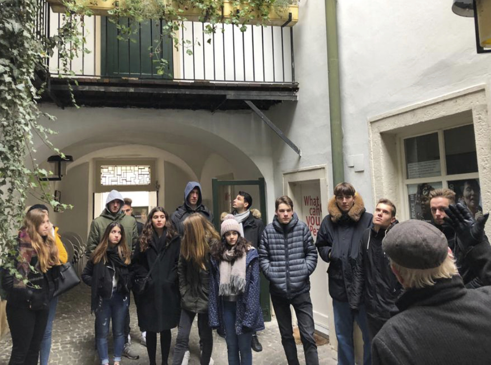 Klasse 12 der Kolping Akademie Fellbach, hier im Peace Museum in Wien, Klassenfahrt Wien 2019 – Bildergalerie Klassenfahrten von Jugendtours
