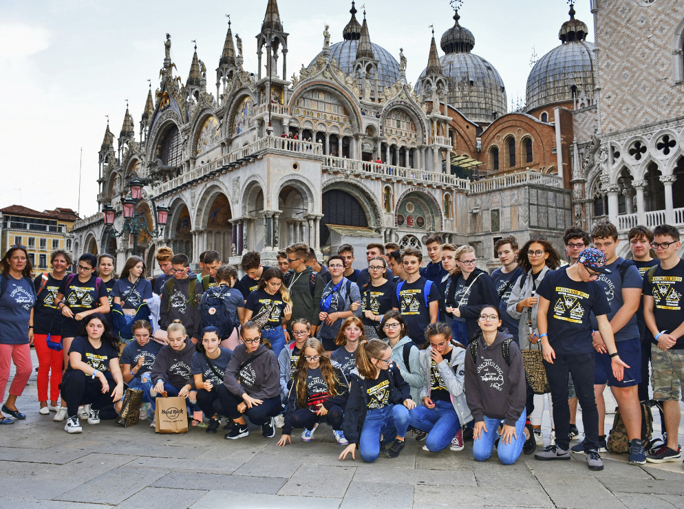 Klassen 10 der Oberschule Oederan, hier vor dem Markusdom in Venedig, Abschlussfahrt nach Rimini 2019 – Bildergalerie Klassenfahrten von Jugendtours