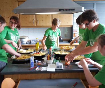 Schler*innen kochen selbst – Klassenfahrt Center Parcs von Jugendtours