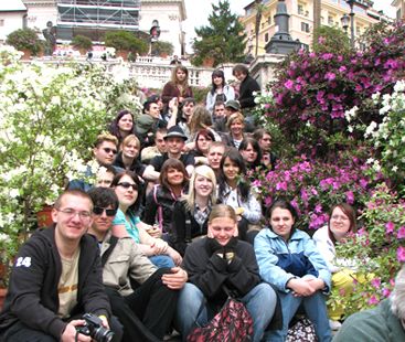 Schler*innen an der Spanischen Treppe – Klassenfahrt Italien