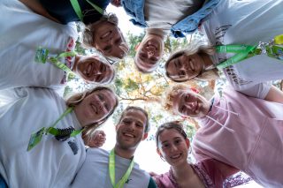 Betreuer mit Kindern bei der Jugendreise